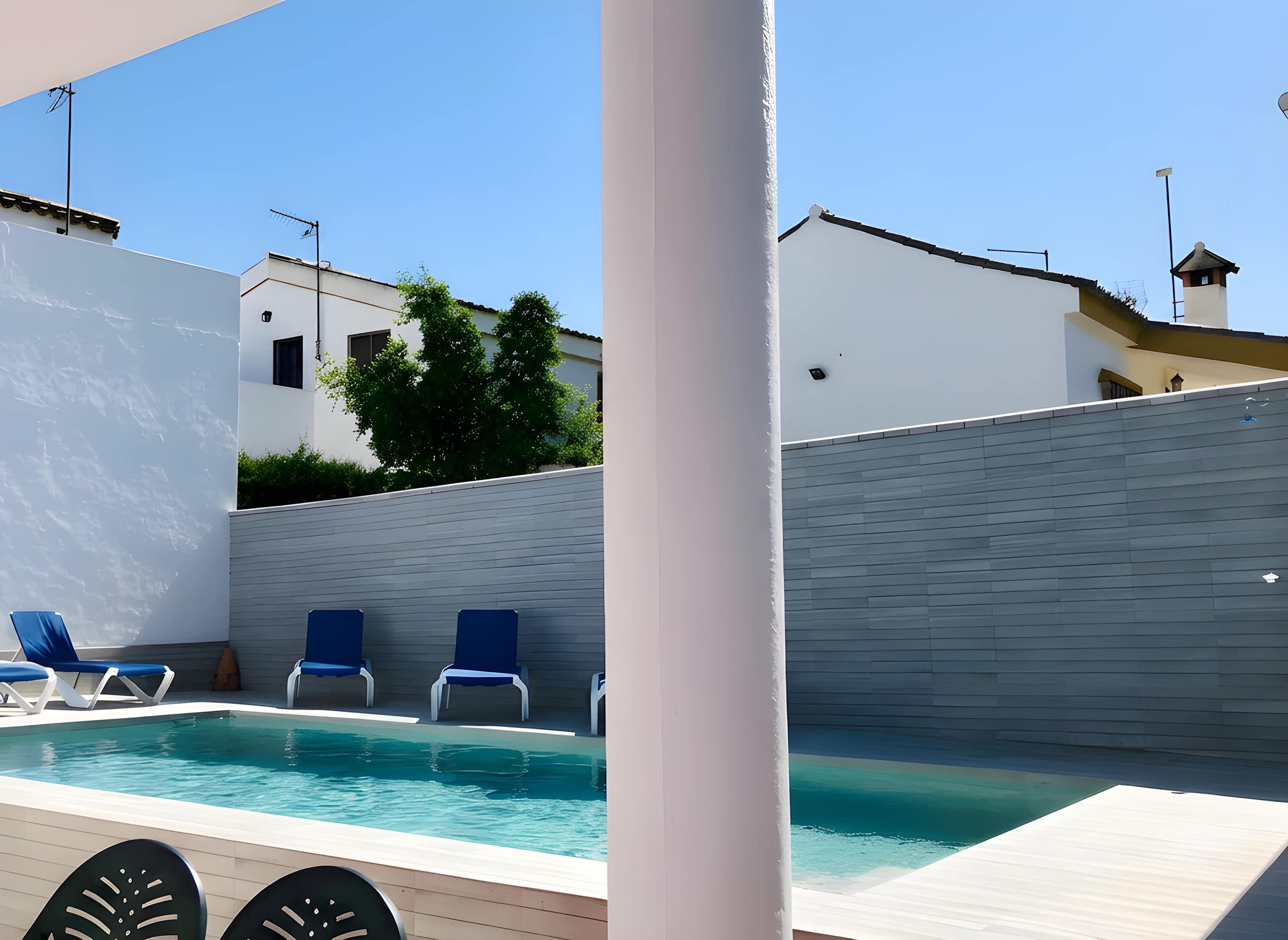 Chalet Vacacional con Piscina Privada y Parking Cerca de la Playa - image 11