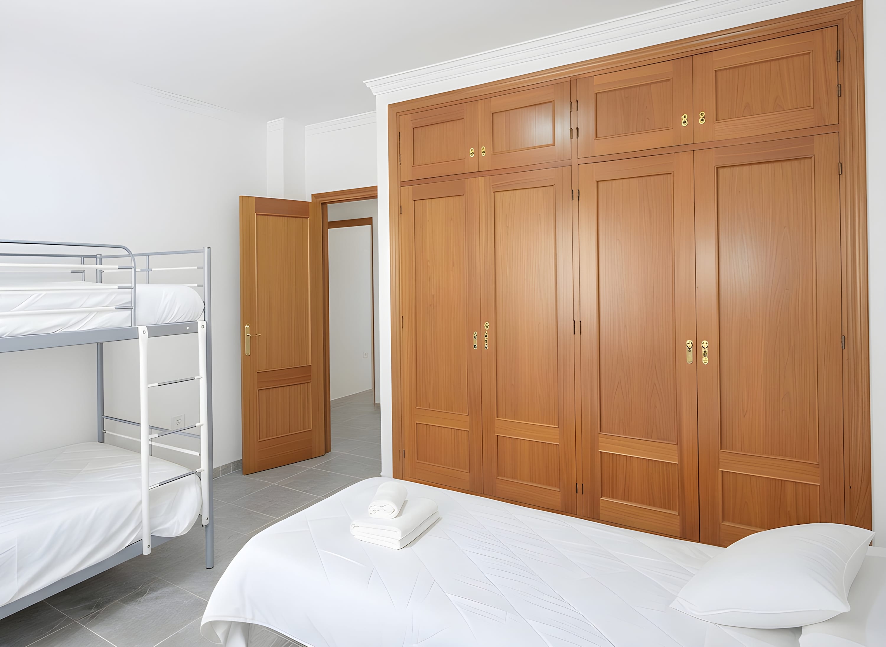 Chalet Vacacional con Piscina Privada y Parking Cerca de la Playa - image 18