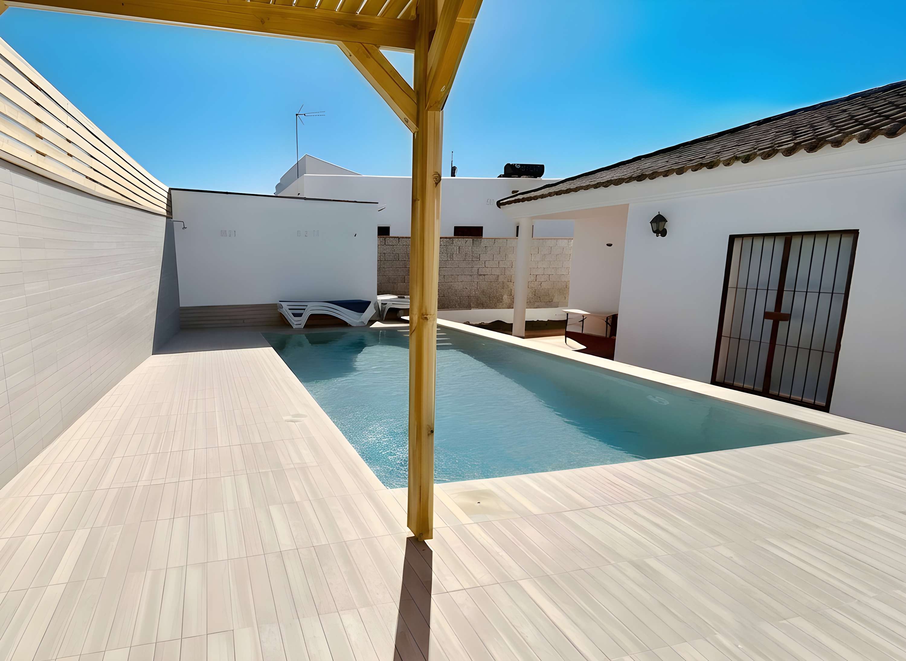 Chalet Vacacional con Piscina Privada y Parking Cerca de la Playa - image 9