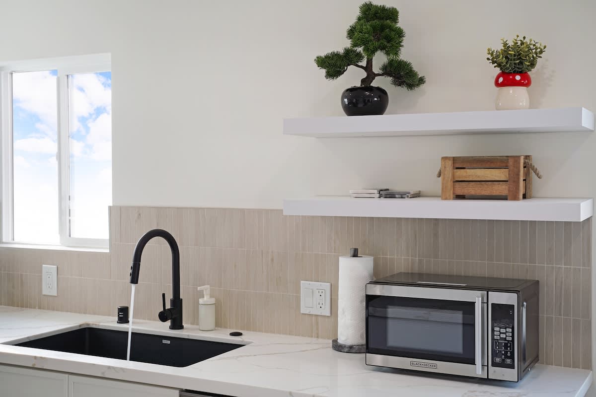 Luxury 3BR/2BA Home w/Ocean Sunset Views & Private Yard photo 10