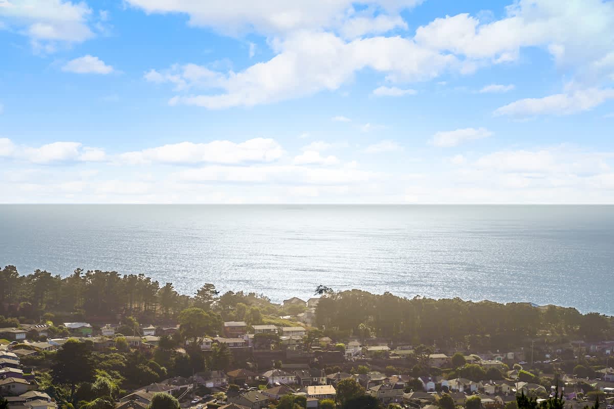 Luxury 3BR/2BA Home w/Ocean Sunset Views & Private Yard photo 32