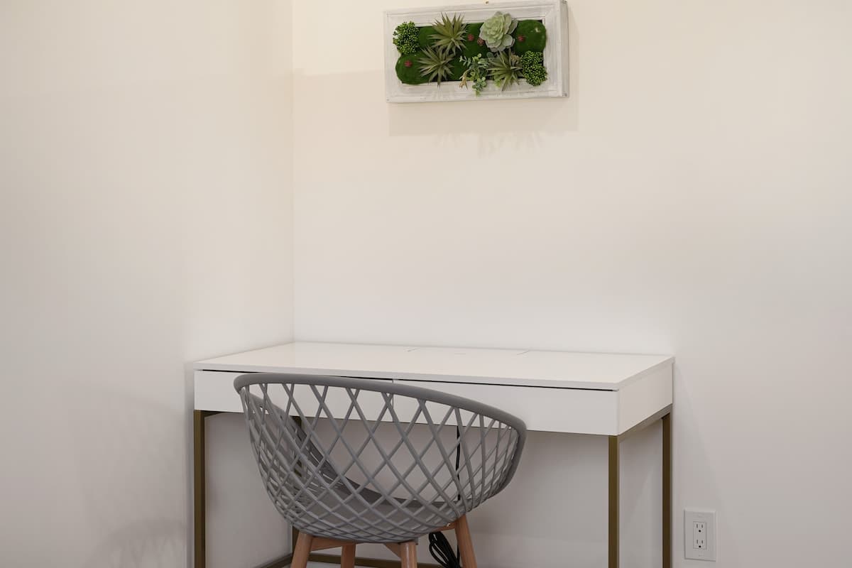 Luxury 3BR/2BA Home w/Ocean Sunset Views & Private Yard photo 4