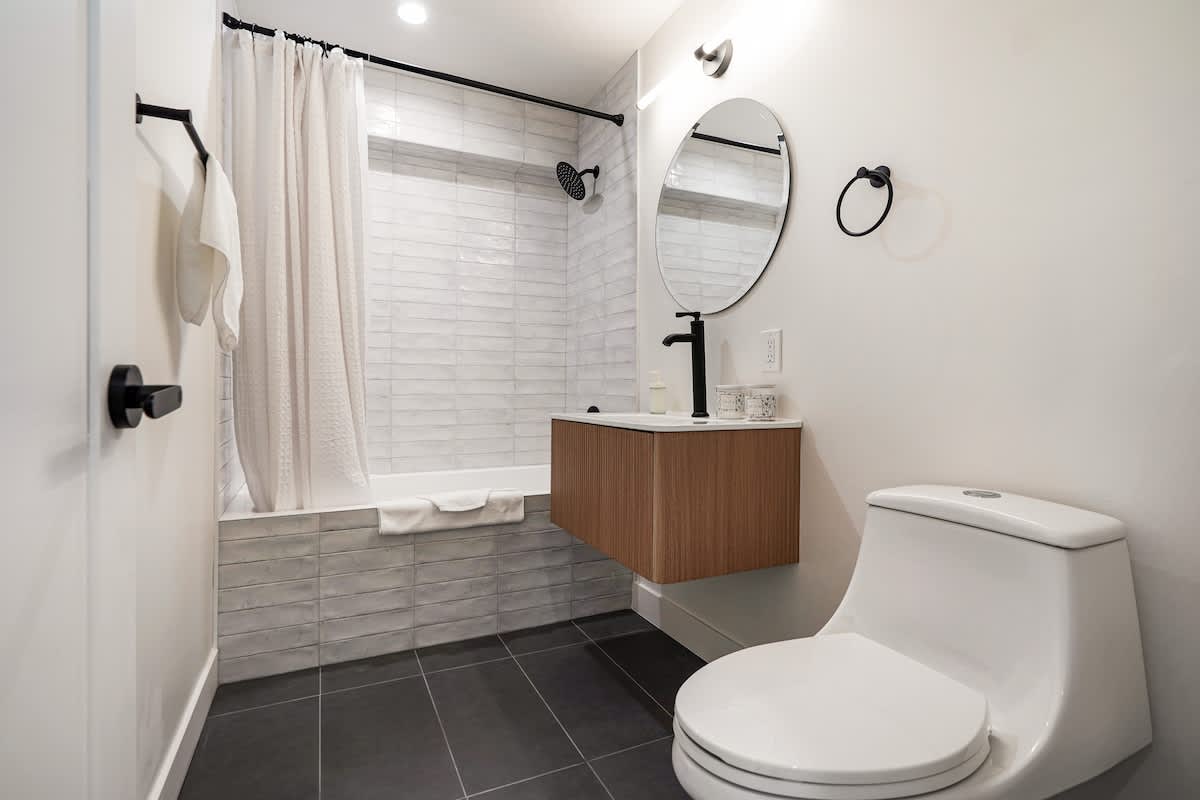 Luxury 3BR/2BA Home w/Ocean Sunset Views & Private Yard photo 8