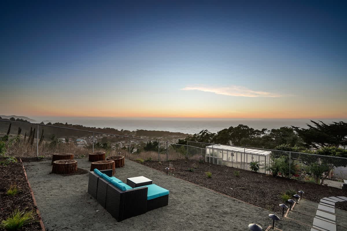 Luxury 3BR/2BA Home w/Ocean Sunset Views & Private Yard photo 63