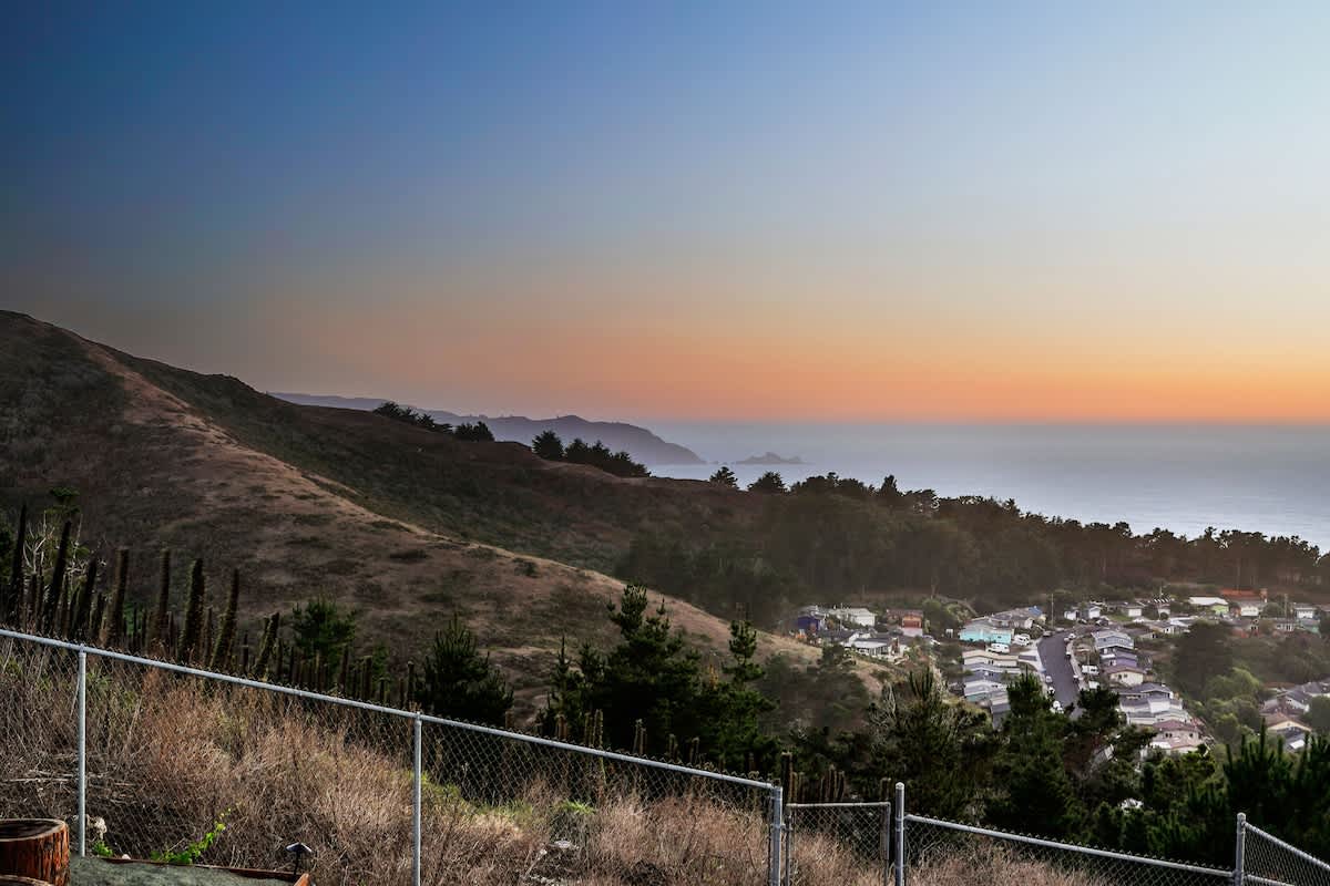 Luxury 3BR/2BA Home w/Ocean Sunset Views & Private Yard photo 62