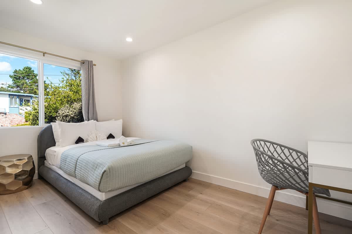 Luxury 3BR/2BA Home w/Ocean Sunset Views & Private Yard photo 14