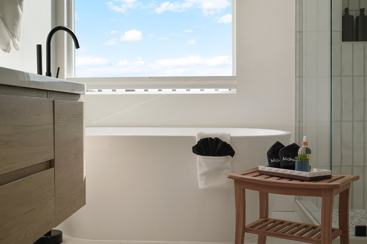 Luxury 3BR/2BA Home w/Ocean Sunset Views & Private Yard photo 13