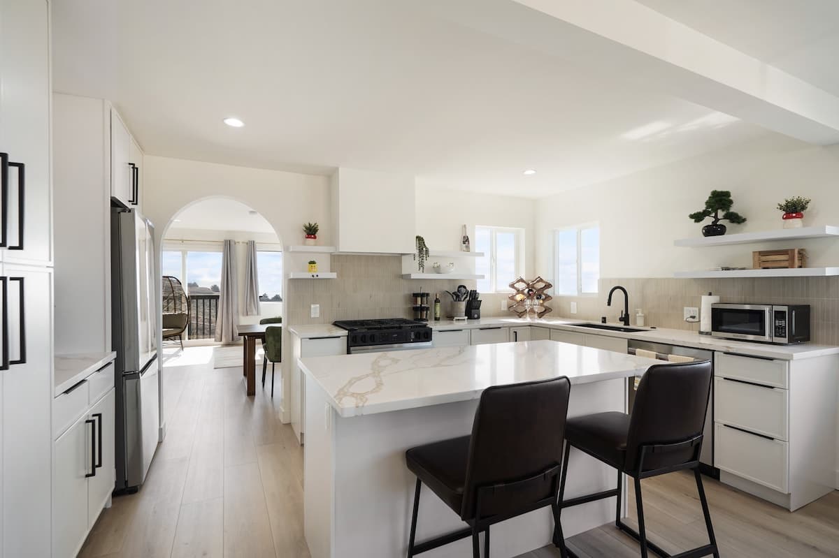 Luxury 3BR/2BA Home w/Ocean Sunset Views & Private Yard photo 9