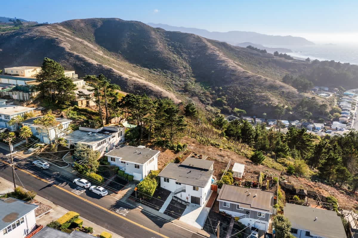 Luxury 3BR/2BA Home w/Ocean Sunset Views & Private Yard photo 58