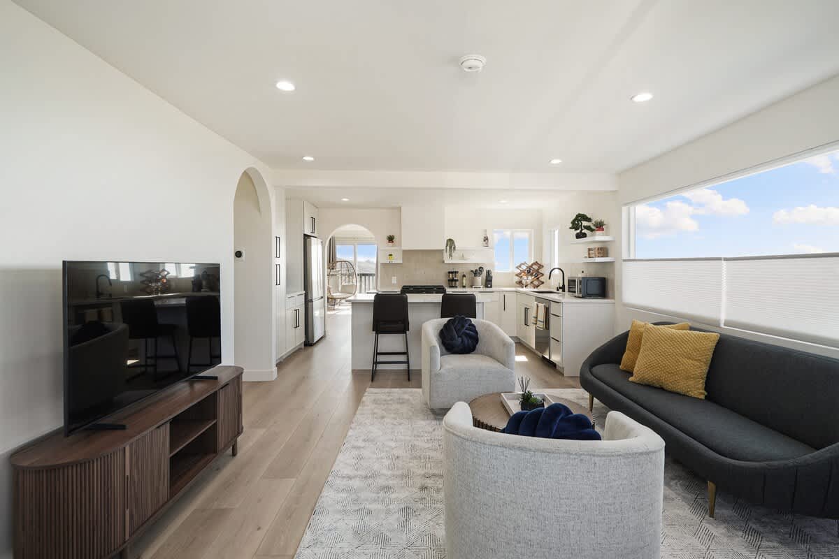 Luxury 3BR/2BA Home w/Ocean Sunset Views & Private Yard photo 6