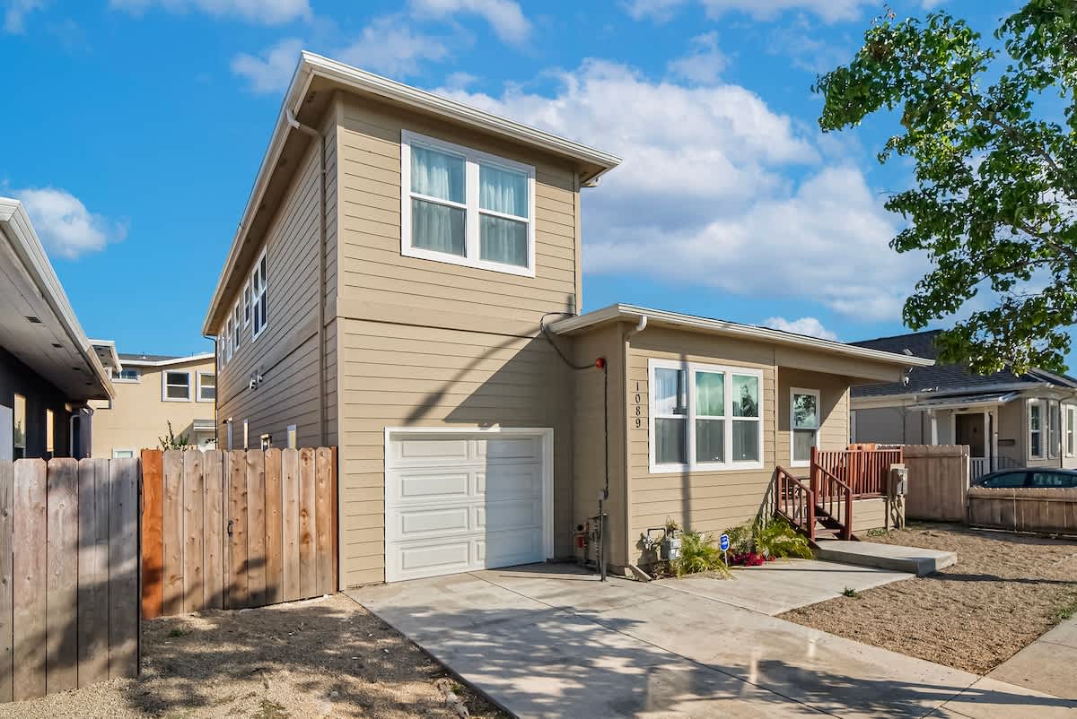 Massive 8BR Home in Hayward with AC/ Free Parking photo 18
