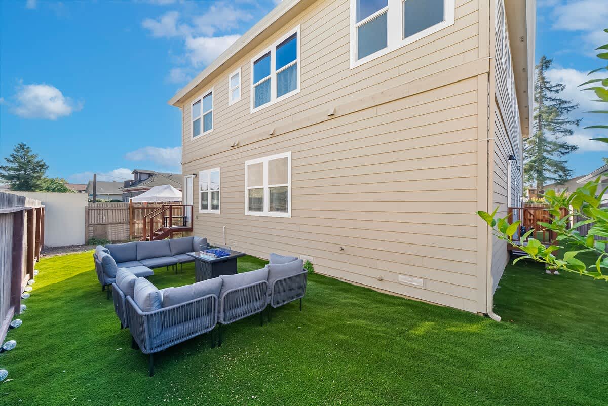 Massive 8BR Home in Hayward with AC/ Free Parking photo 17