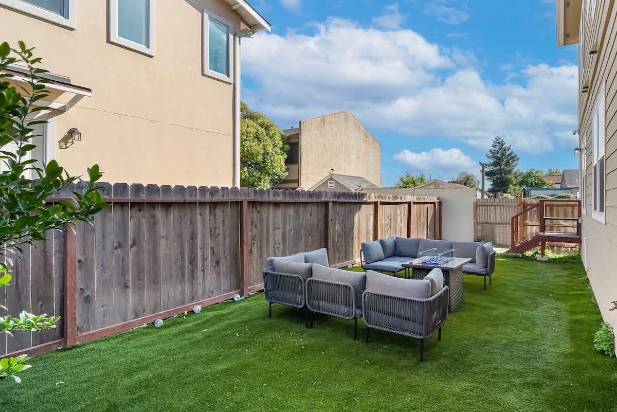 Massive 8BR Home in Hayward with AC/ Free Parking photo 56