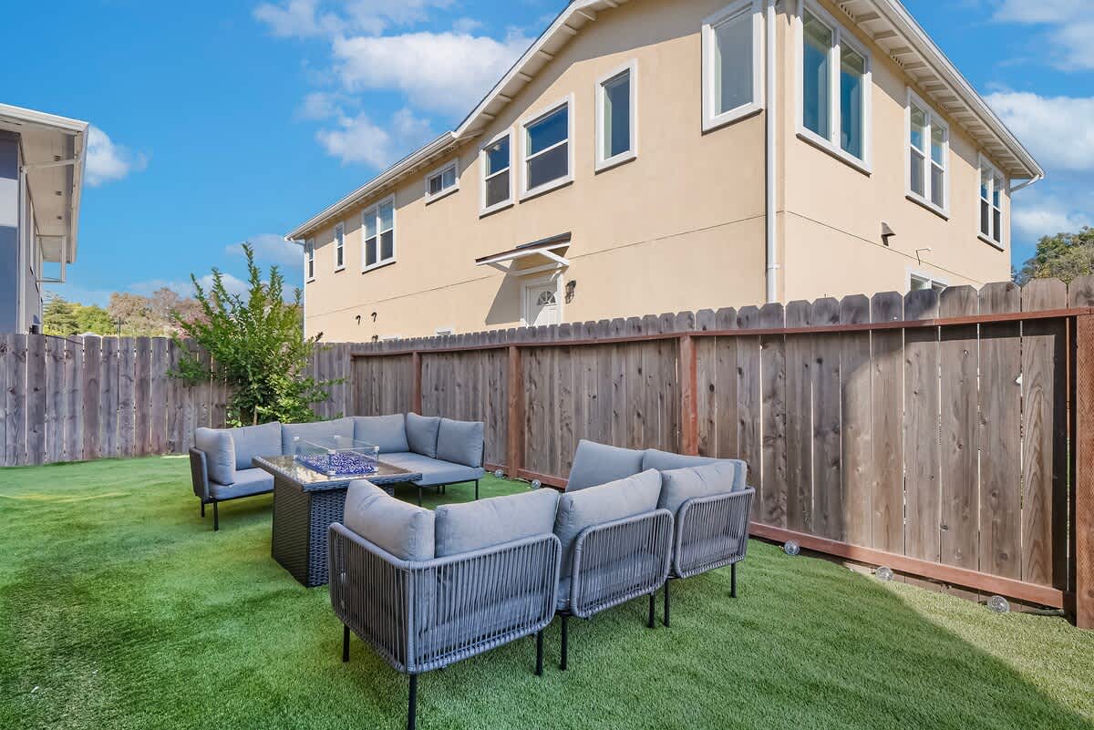 Massive 8BR Home in Hayward with AC/ Free Parking photo 57
