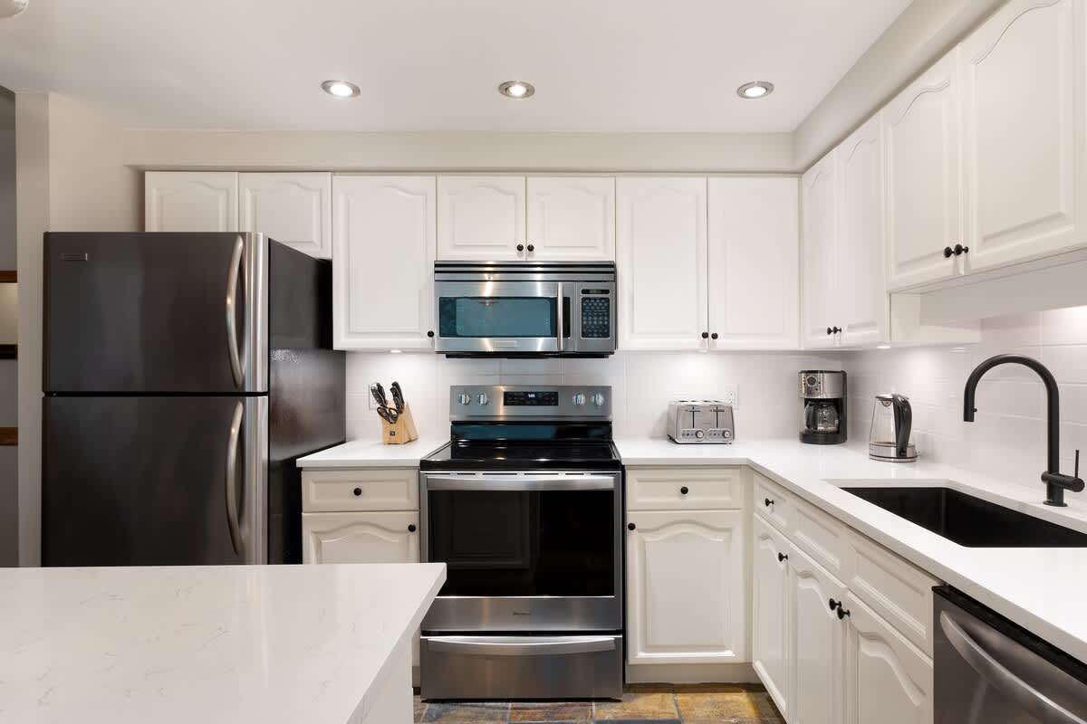 - Modern kitchen with sleek stainless steel appliances 
- Fully equipped for cooking your favorite mountain meals 
- Bright space with quartz counters and functional layout 
