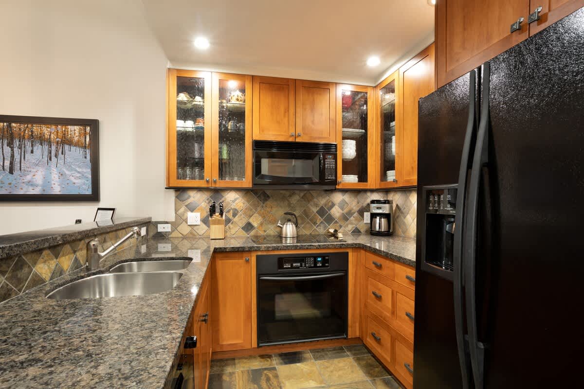 - Fully equipped kitchen with granite counters and wood cabinetry for comfort 
- Modern appliances make it easy to cook hearty meals after a day outdoors 
- Perfect setup for family dinners or cozy gatherings with friends in the lodge 