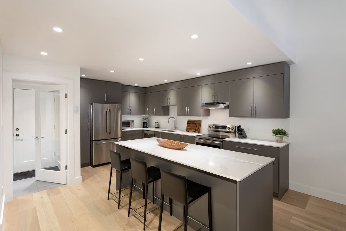 - Sleek kitchen with stainless steel appliances and quartz countertops 
- Spacious island with bar seating ideal for social cooking 
- Fully equipped setup perfect for après-ski meals and gatherings 