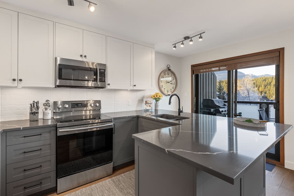 - Cook in a modern kitchen with stainless steel appliances and sleek countertops 
- Gather around the island for breakfast with a view of Whistler’s snow-covered peaks 
- Step through sliding doors to enjoy outdoor dining on the balcony grill area 