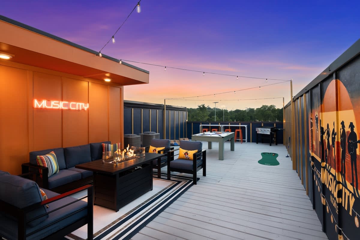 Chic Escape · 2mi to DT · Billiards · B-Nashy