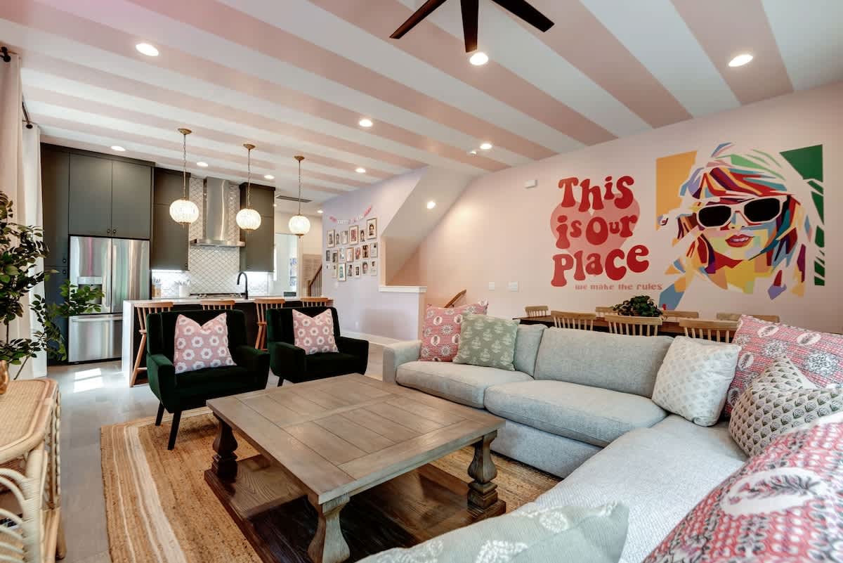 Chic Swiftie Suite w/ Rooftop & Game Room