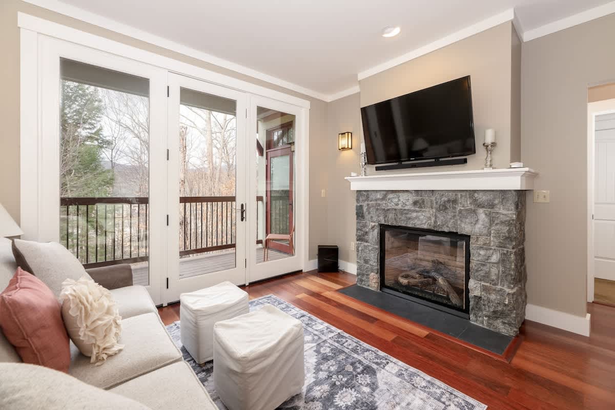 4BR Ski-In/Ski-Out at Timbertown Chairlift — Lincoln, NH — vacation rental
