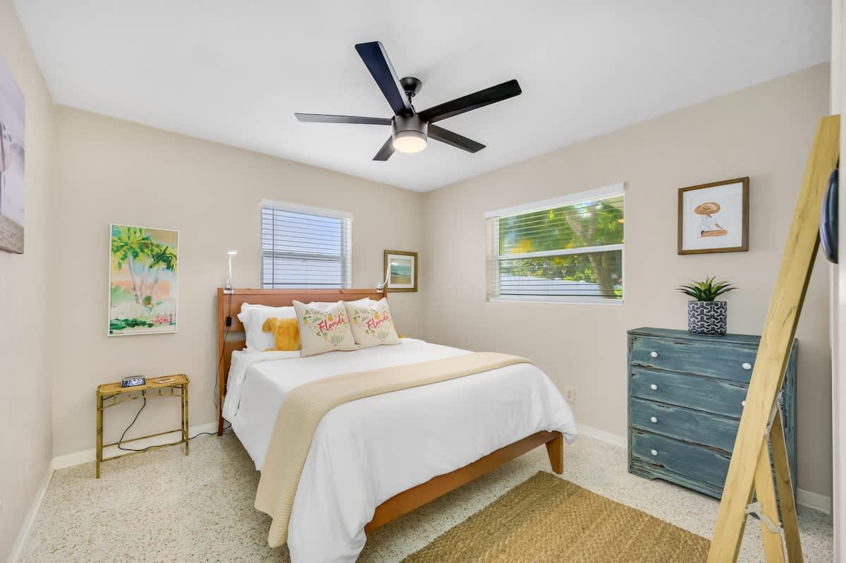 The secondary bedroom: queen bed.