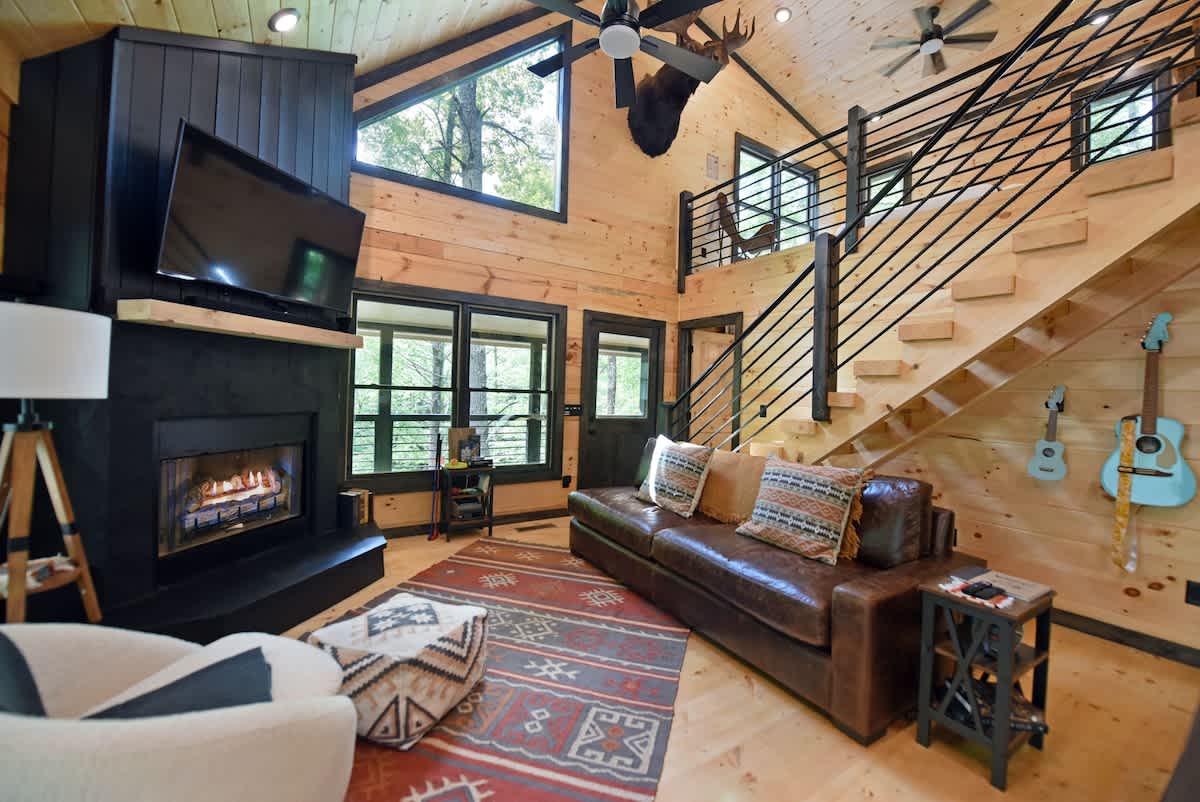 Boujee Moose -new, hot tub, dog friendly, fire pit — Cherry Log, GA — vacation rental