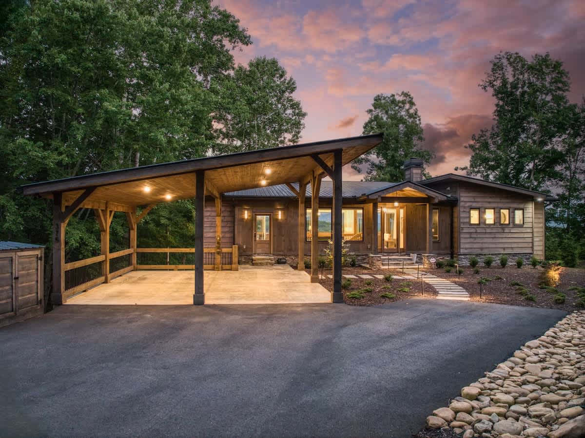 Berry Refined - Luxury, views, hot tub, spacious — Morganton, GA — vacation rental