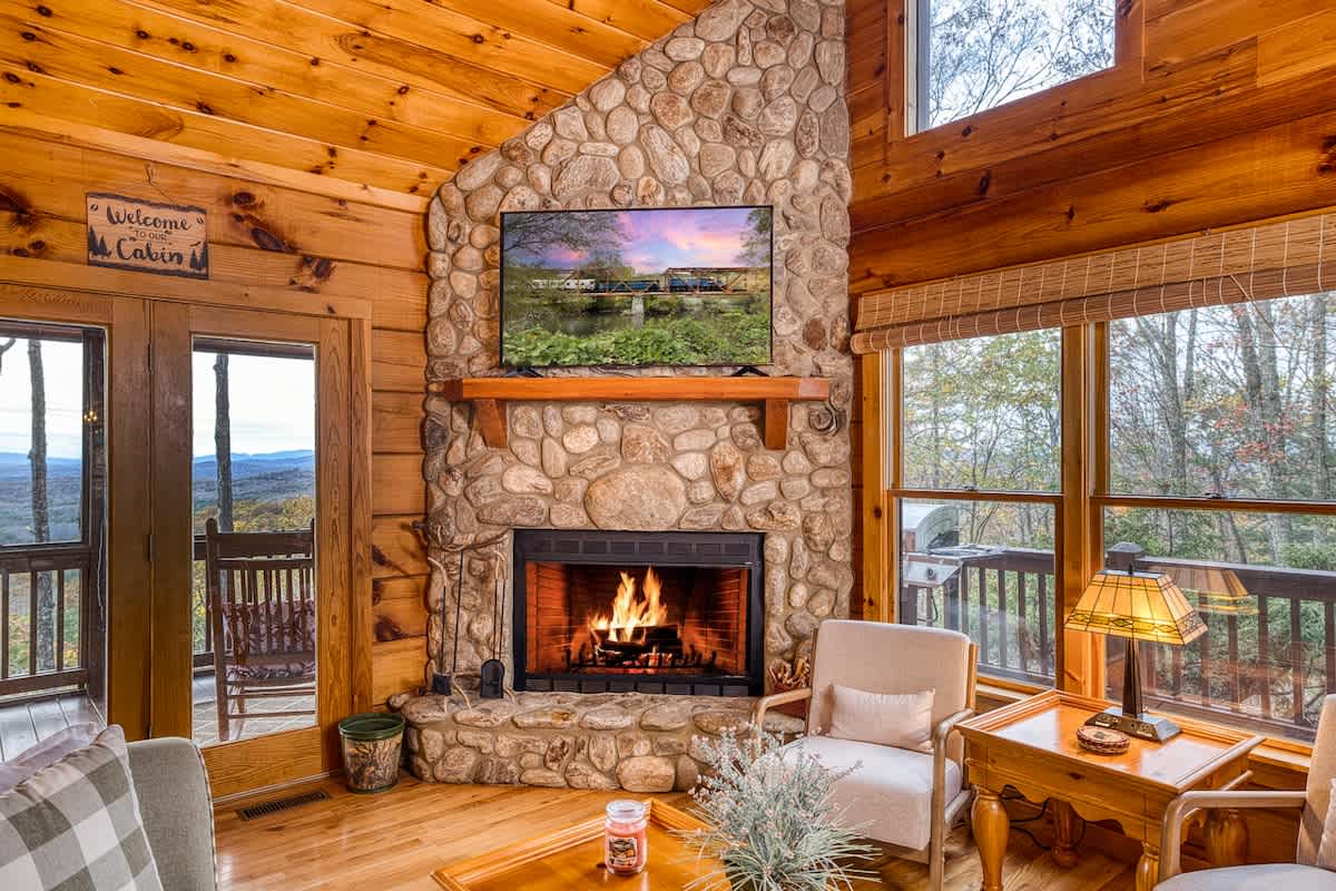 Nature's Whisper- View, hot tub, fire pit, private