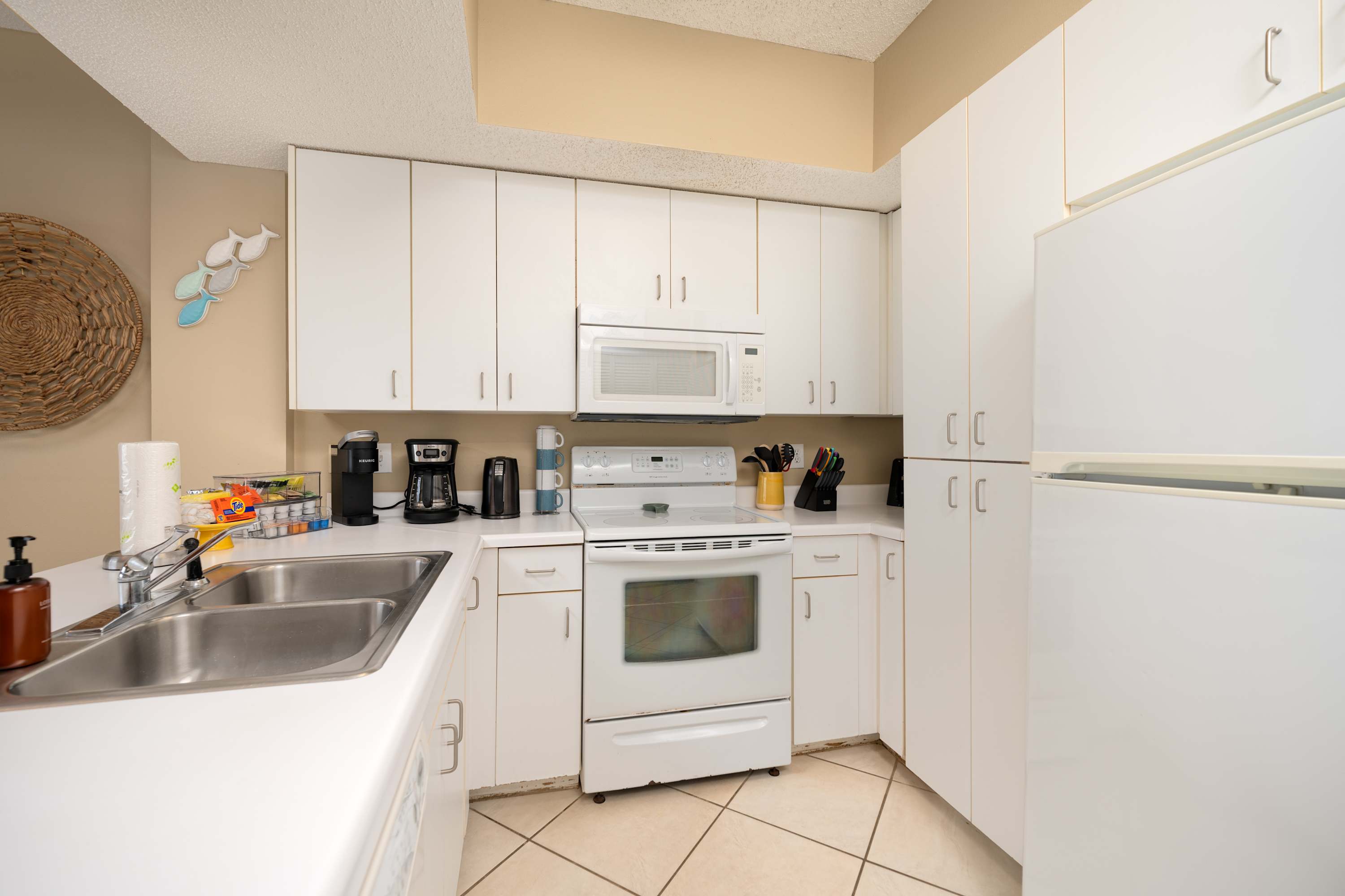 Beachfront Views and Resort Amenities 5