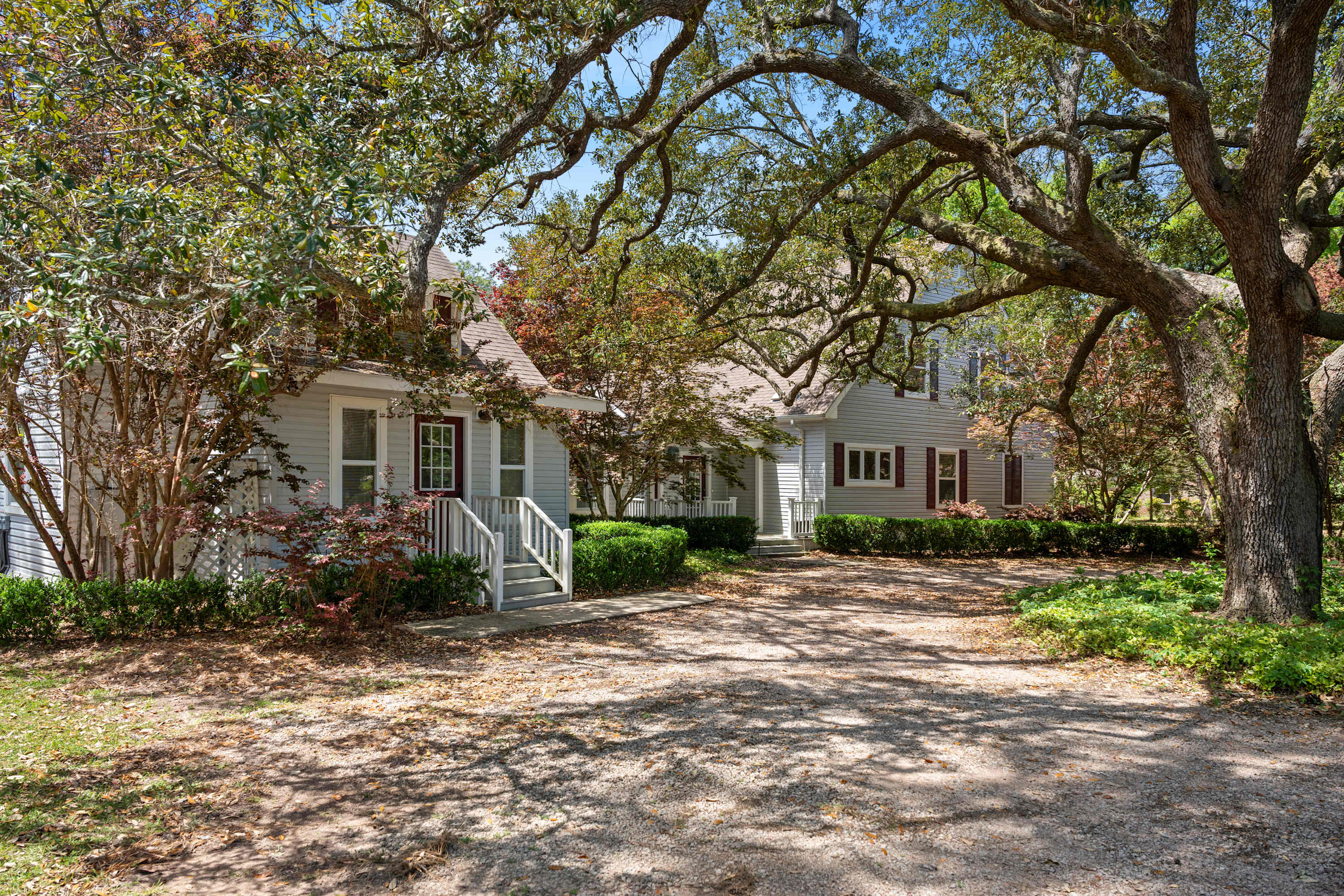 Waterfront Compound for 23 + Pets | Private Boat Dock, Multiple Living Areas | Free Tickets for Mini Golf, Helicopter Tours, Zoo Visits, + Cruises! 6