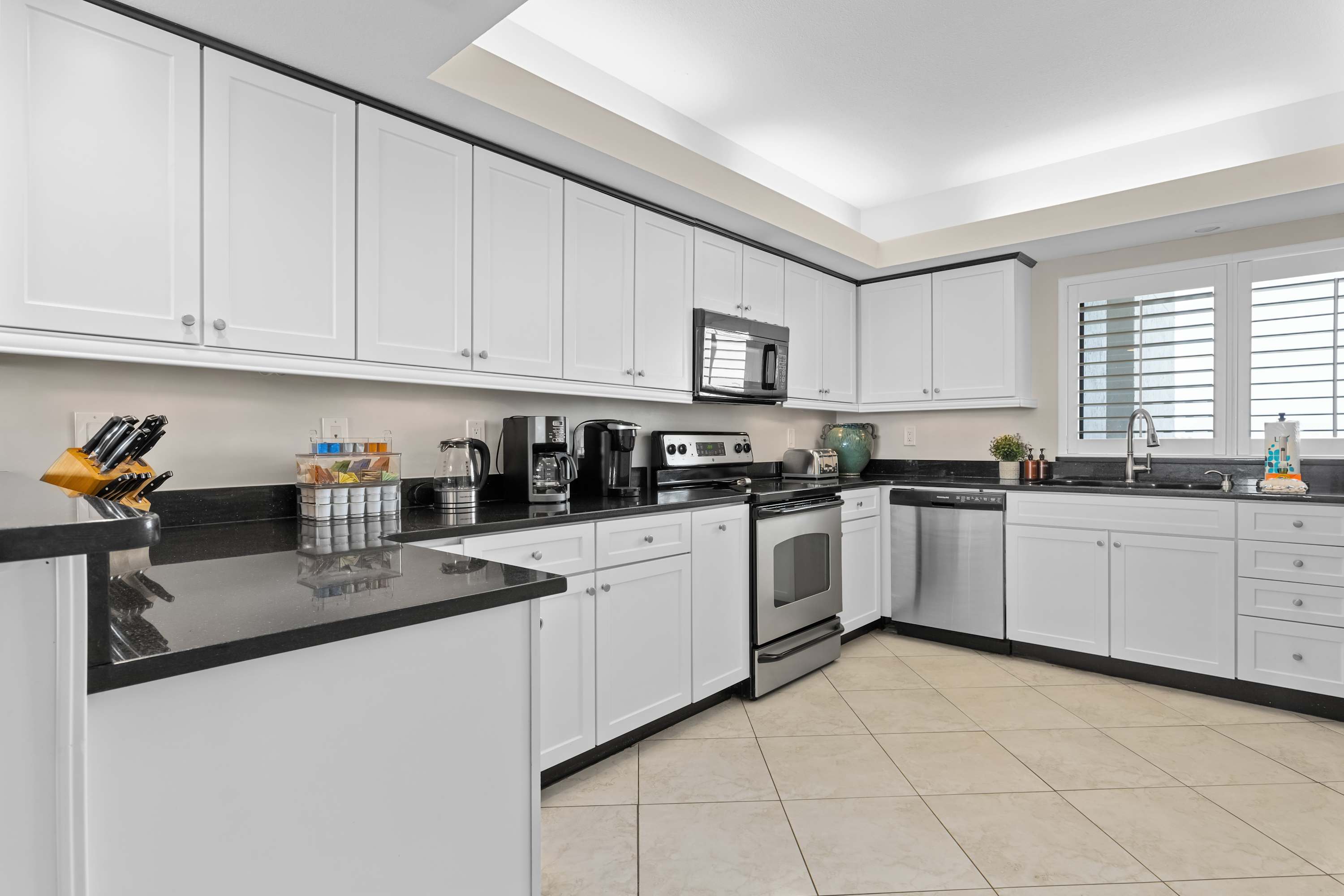 Spacious Condo with Beachfront Balcony, Pools, Sauna + More | Ticket Deals for Dolphin Cruises, Helicopter Tours, Golf Trips, + more! 8