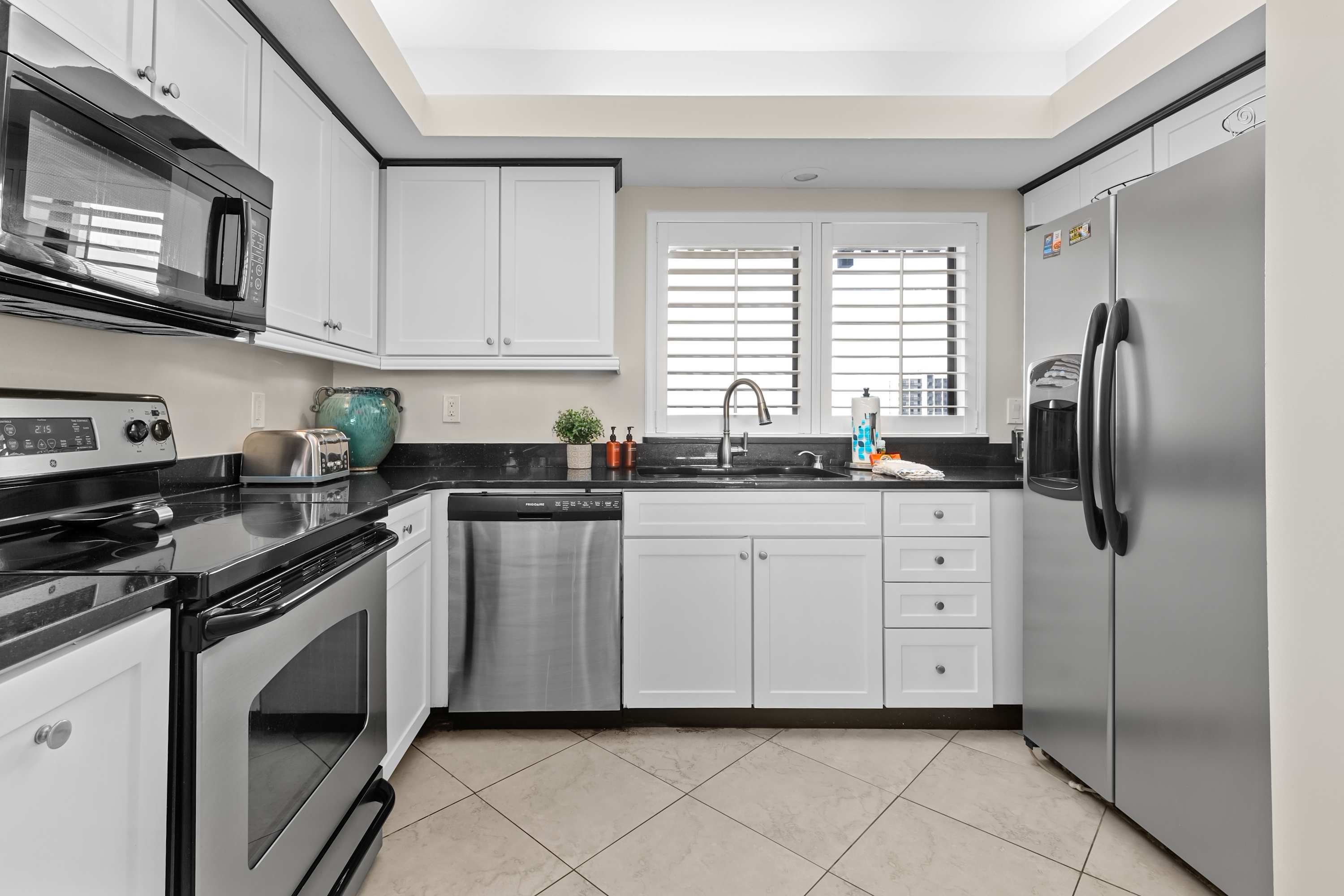 Spacious Condo with Beachfront Balcony, Pools, Sauna + More | Ticket Deals for Dolphin Cruises, Helicopter Tours, Golf Trips, + more! 4