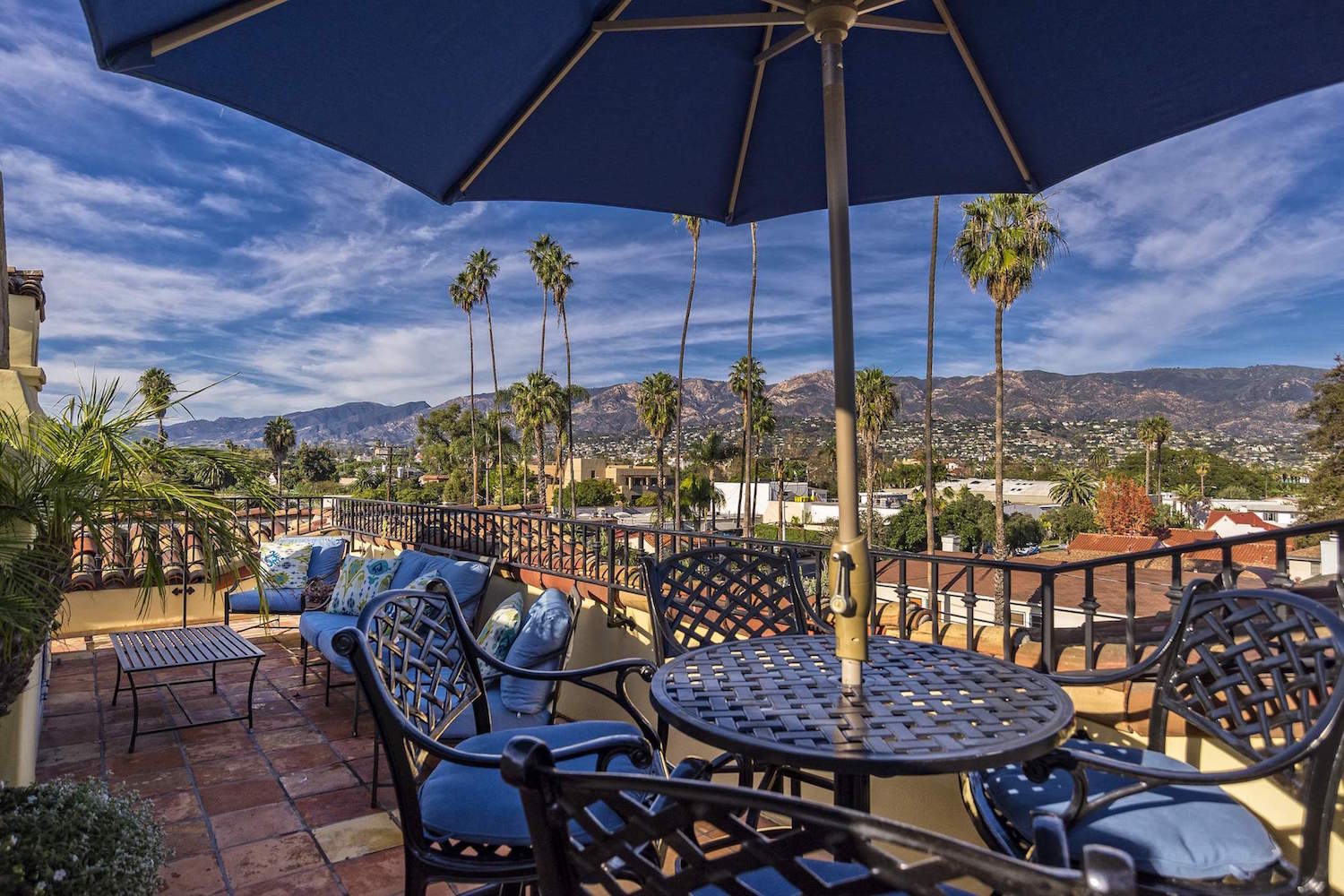 Luxurious Mykonos in Santa Barbara with Outdoor Deck, Short Bike Ride to Beach