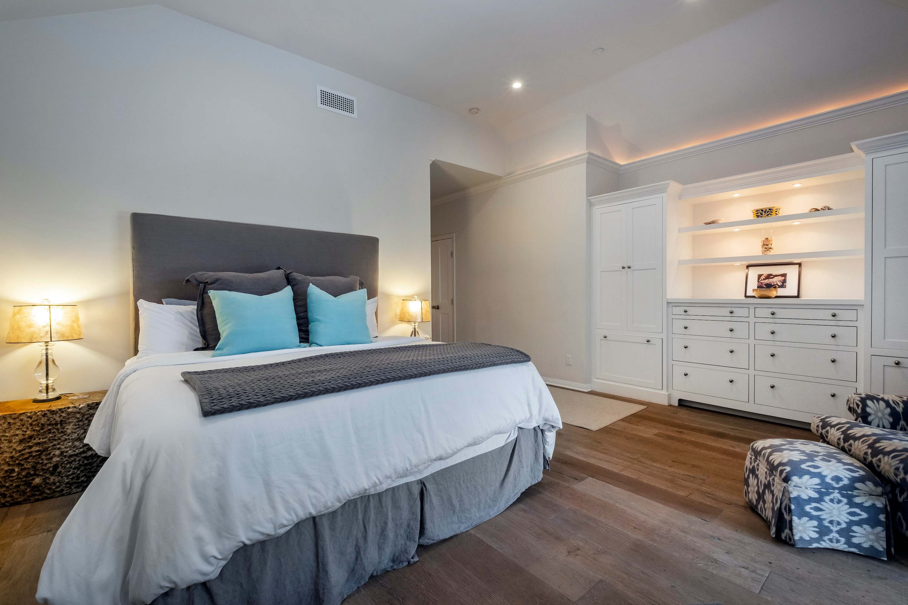 Main house bedroom 1: King bed with en suite bathroom and backyard access