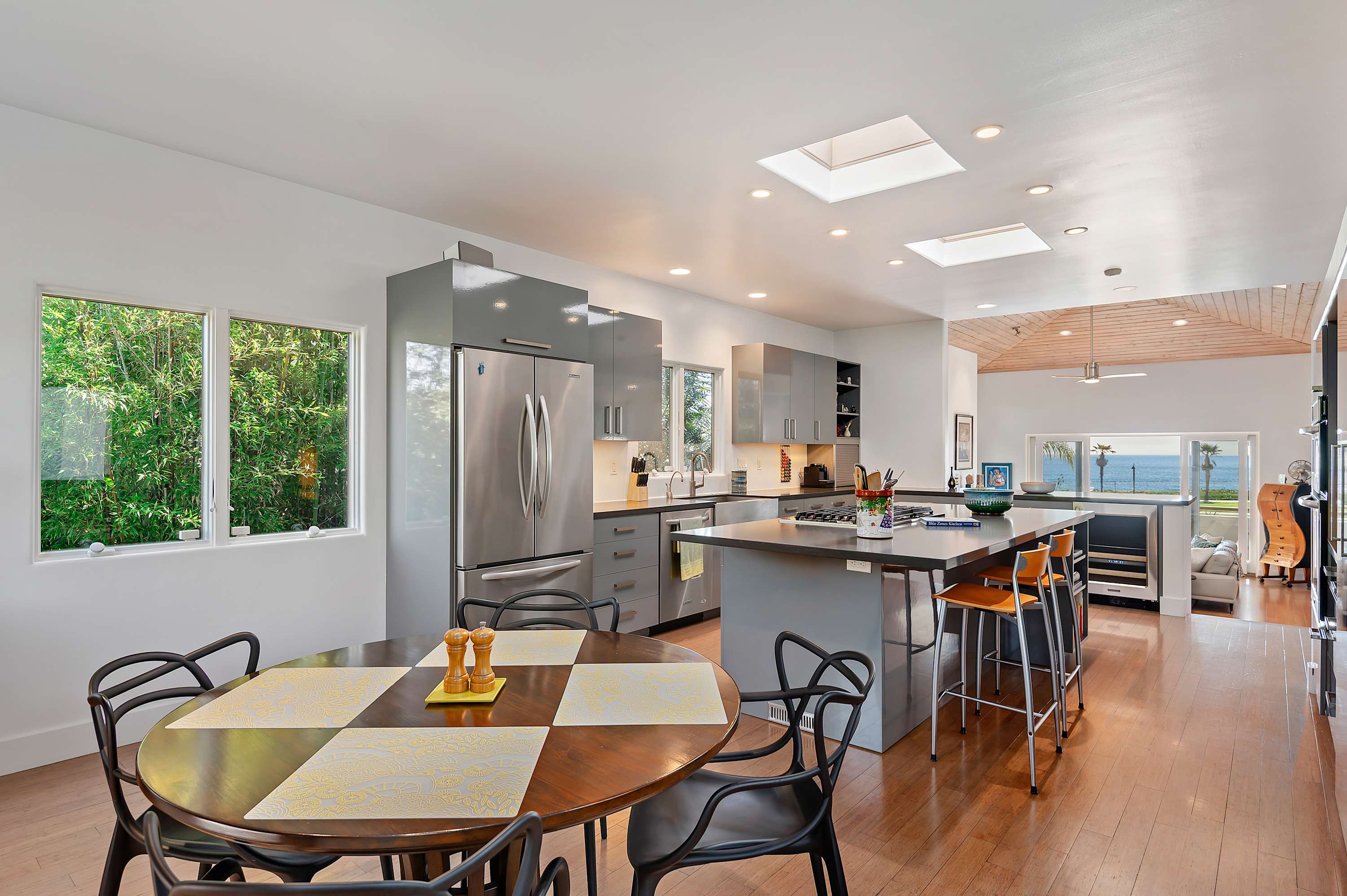 Shoreline Park House - Your Vacation Oasis Awaits! 8