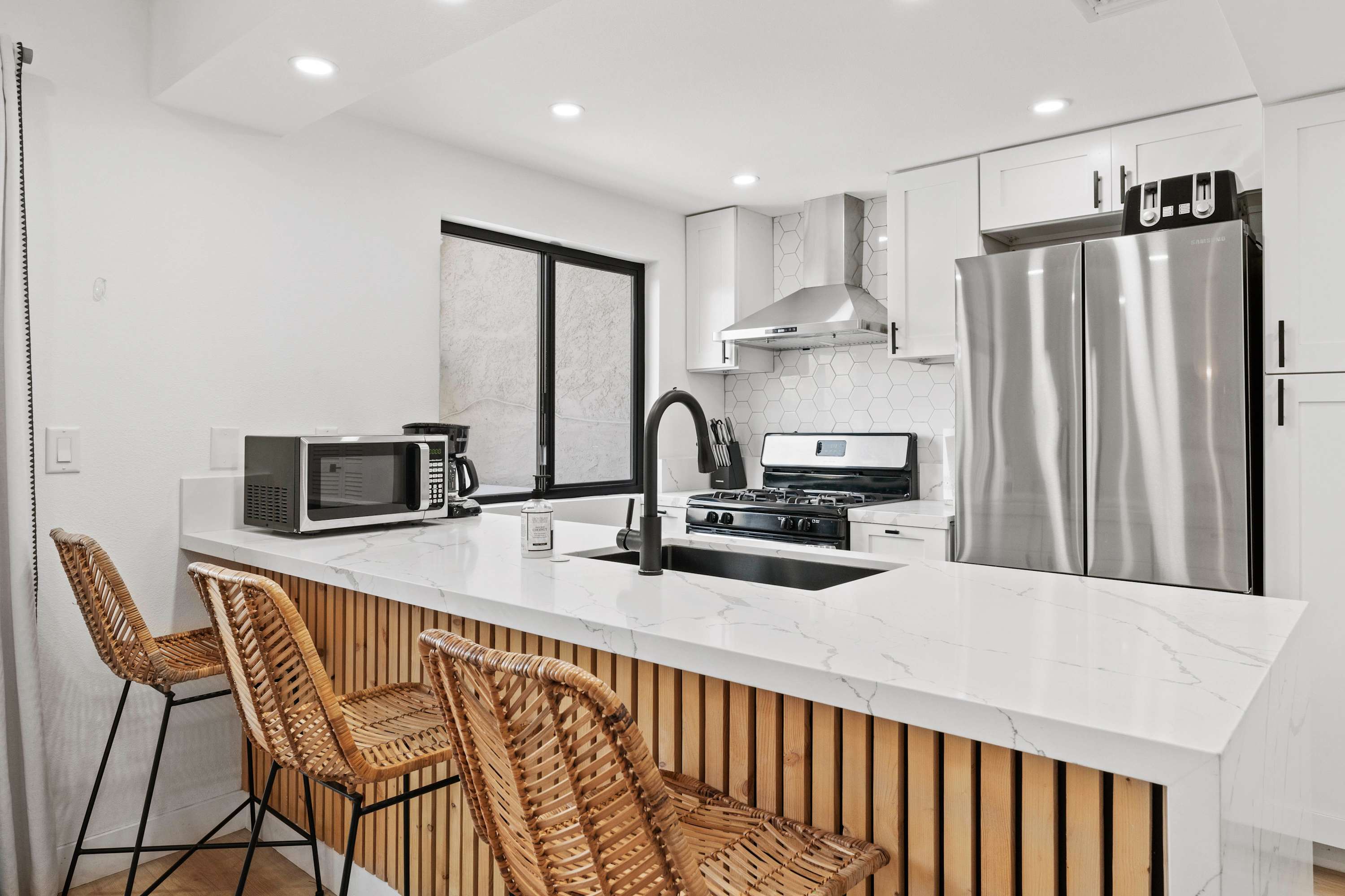 3 BR Condo in Palm Springs with Community Pool! 7