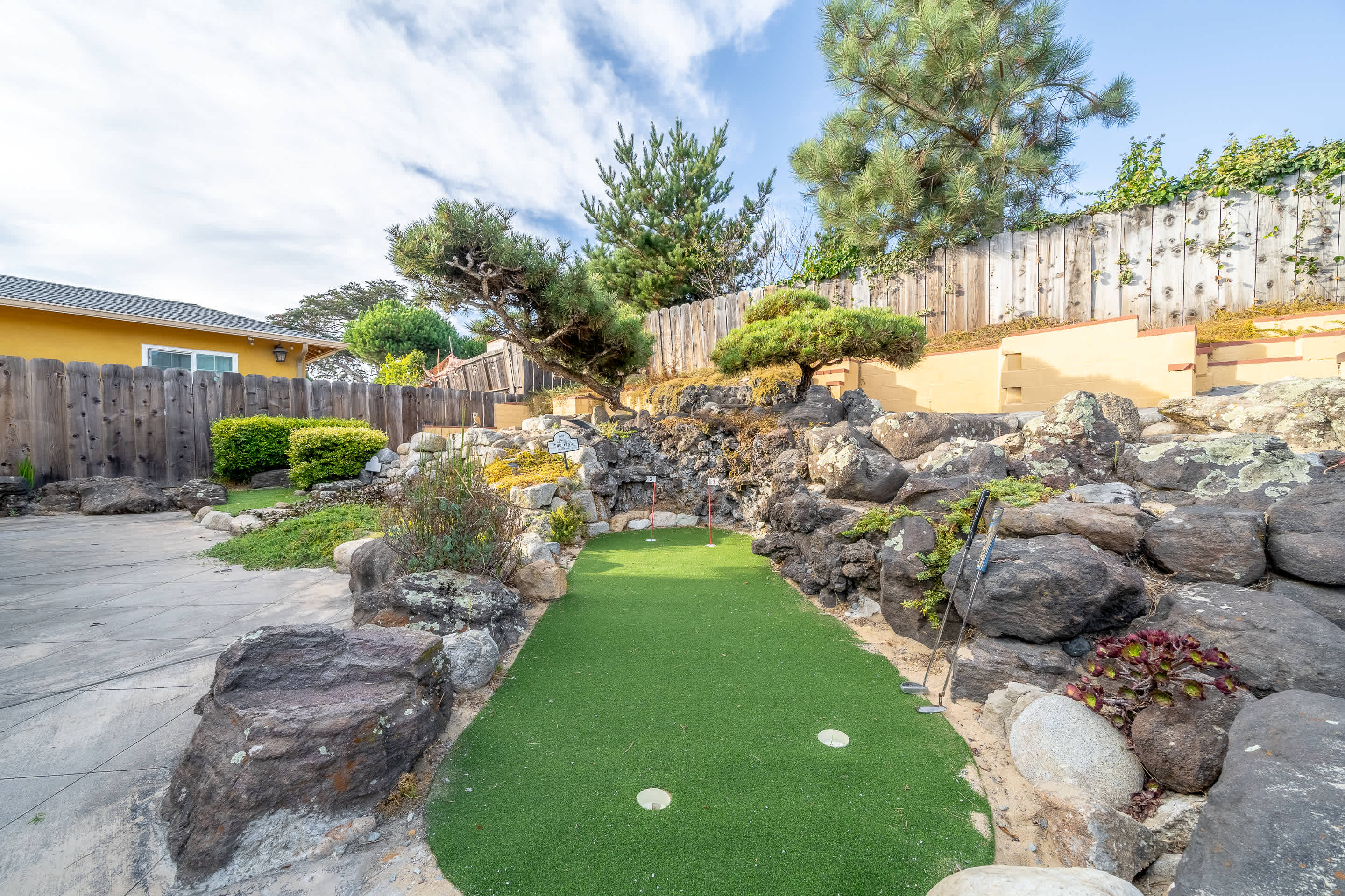 Fully Updated 3 BDR Seaside Home Minutes to Beach! 4