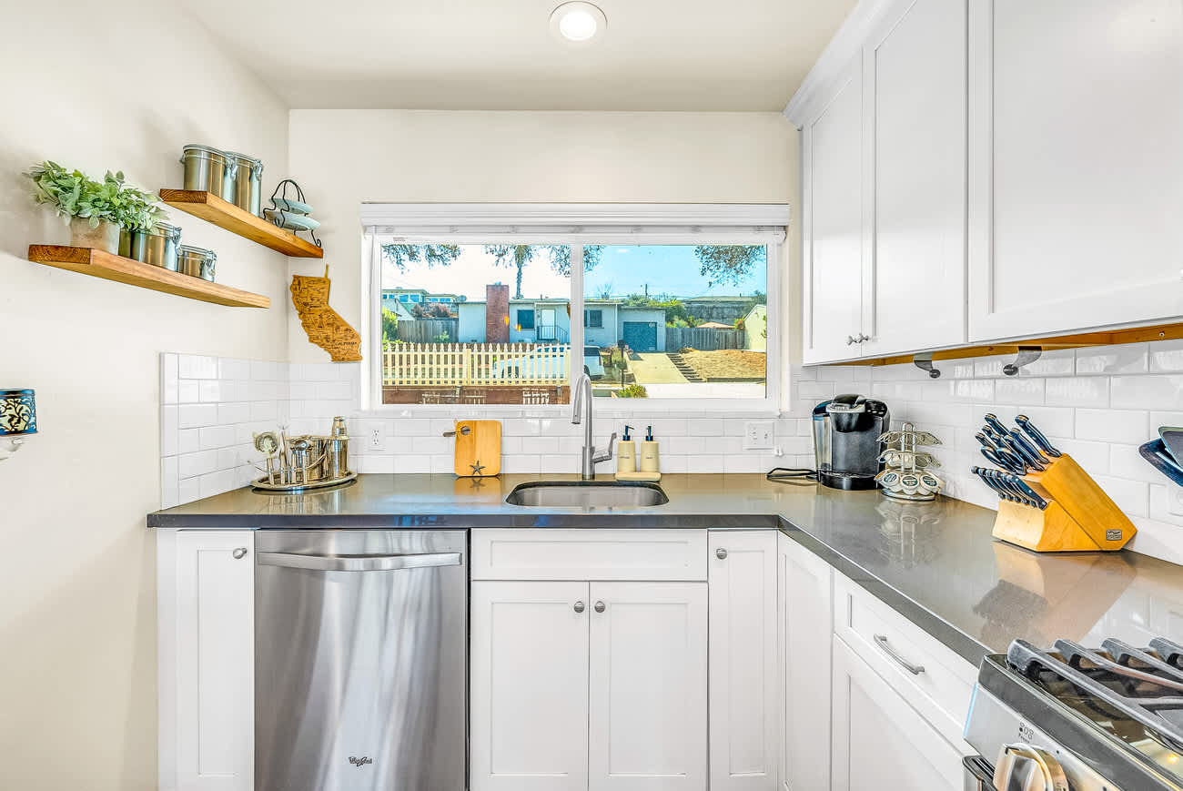 Cozy Oaks - A Coastal Getaway with Idyllic Scenery! 2