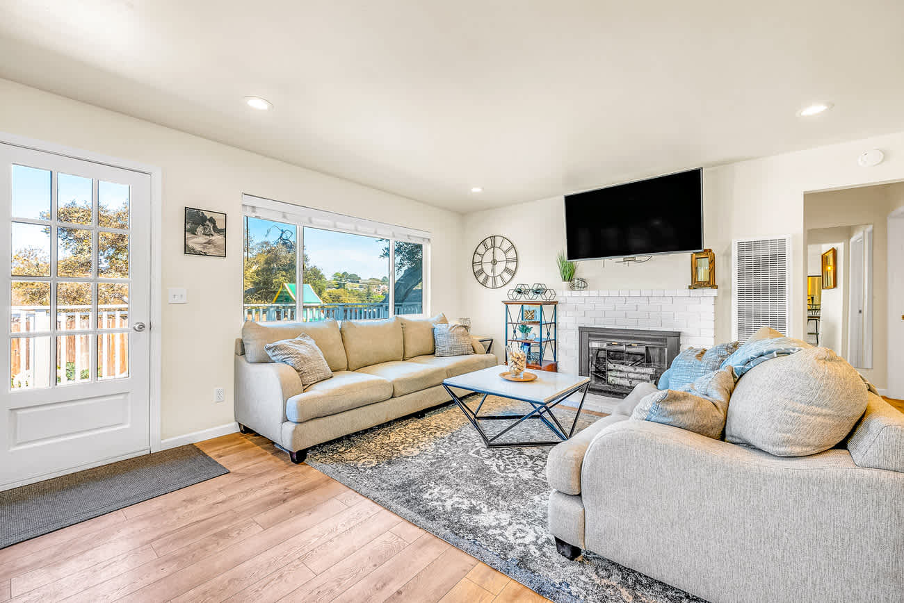 Cozy Oaks - A Coastal Getaway with Idyllic Scenery!