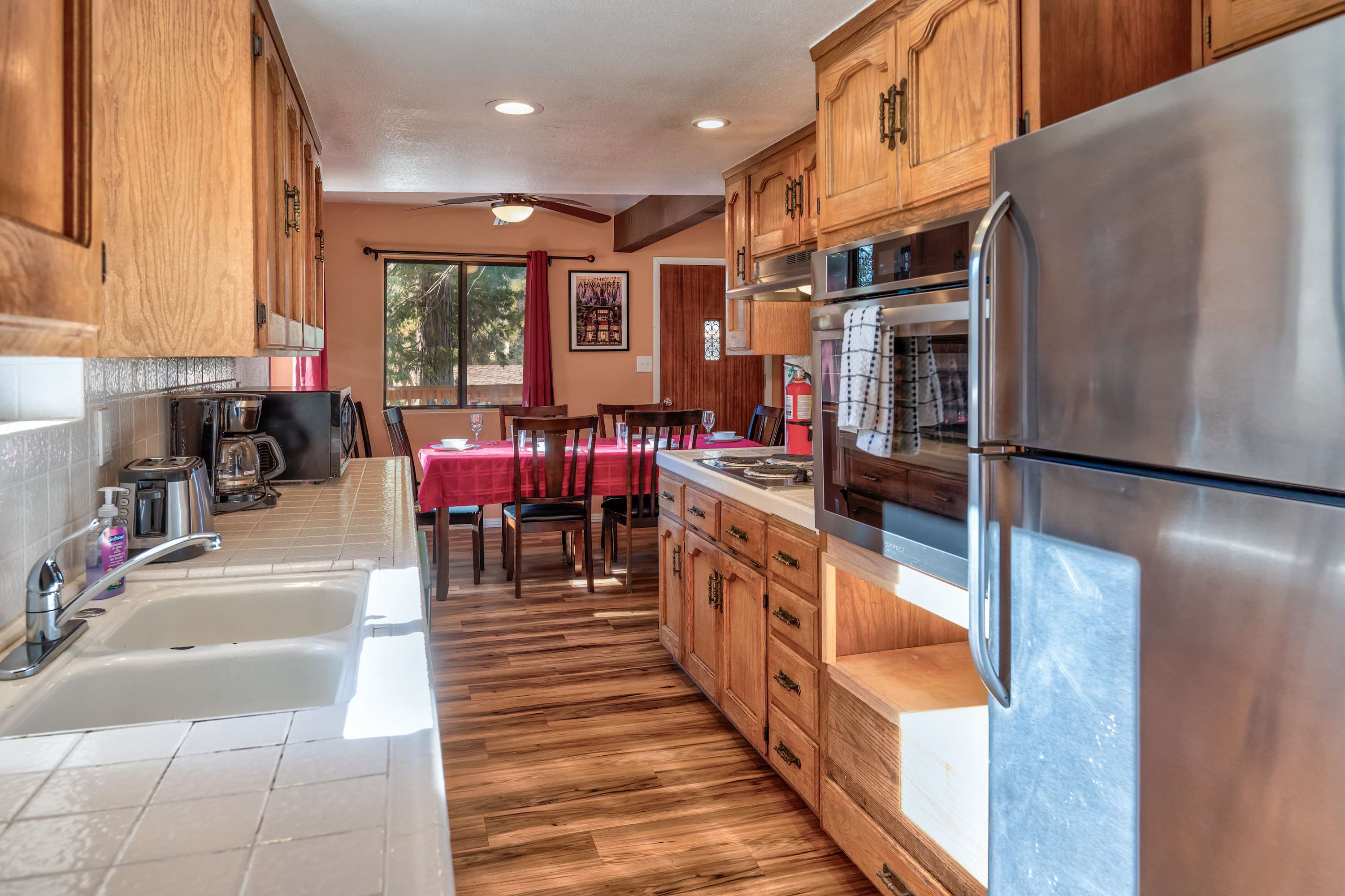 Yosemite Aviary - Bird's Eye View! Awesome Upper Unit! 5