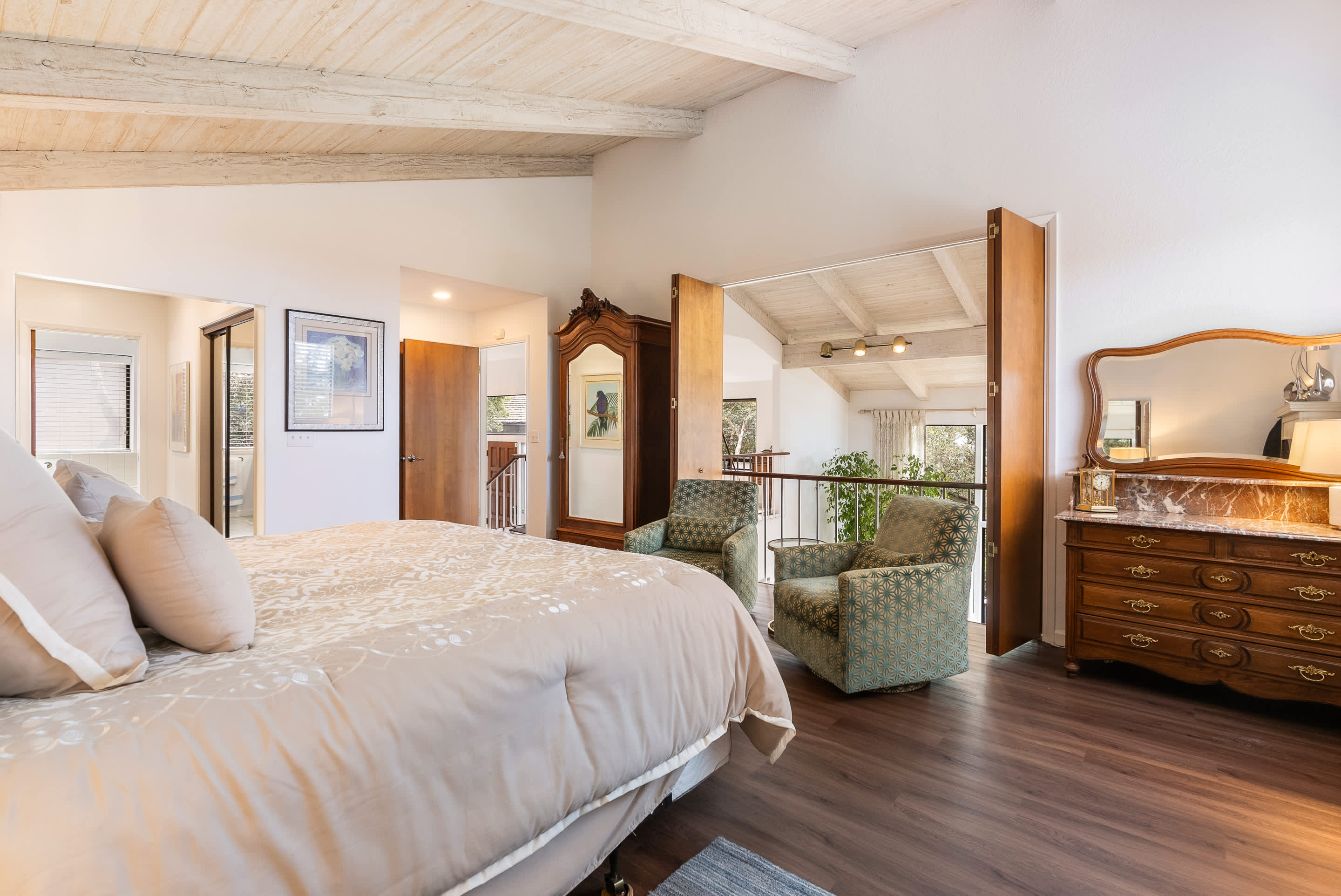 King suite with a private ensuite bathroom