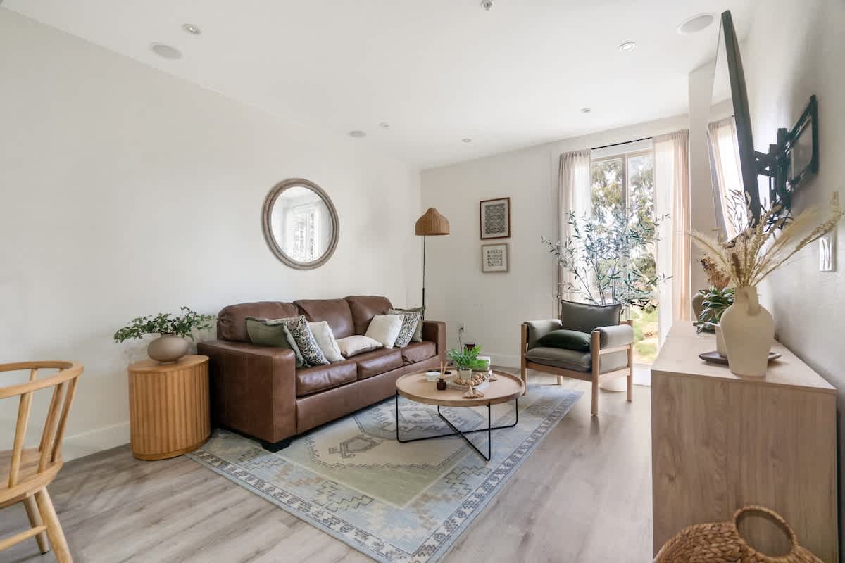 Down Town Condo with gym, pool, BBQ, jacuzzi! — San Diego, CA — vacation rental