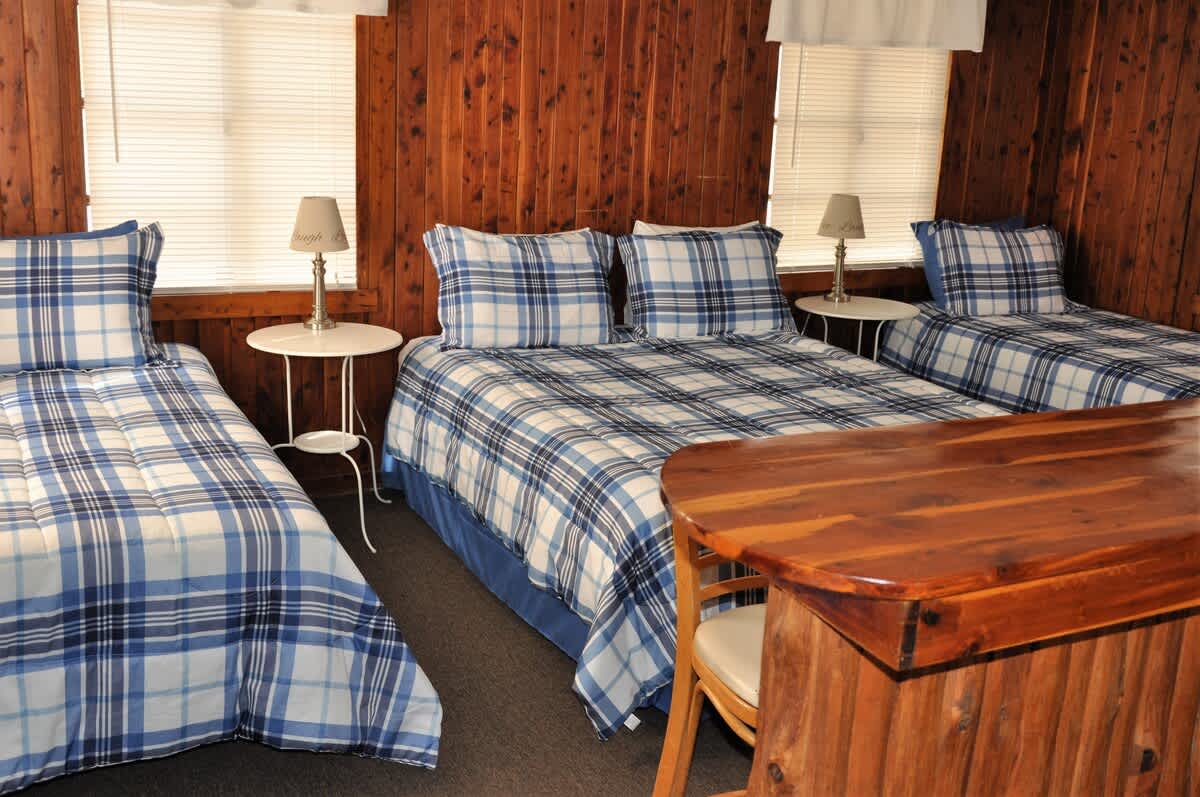 Lakeside Log Cabin for 6, Pool, Game Room, Fishing