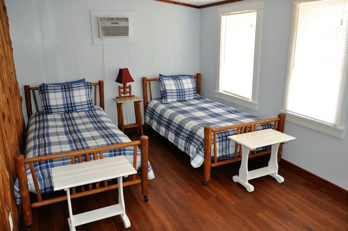 Lakeside Log Cabin for 6, Pool, Game Room, Fishing