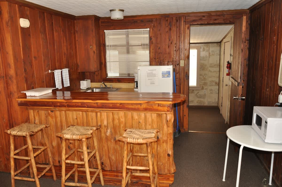 Lakeside Log Cabin for 6, Pool, Game Room, Fishing