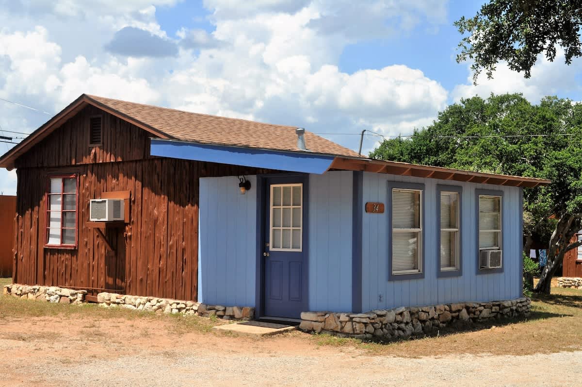 Lakeside Log Cabin for 6, Pool, Game Room, Fishing