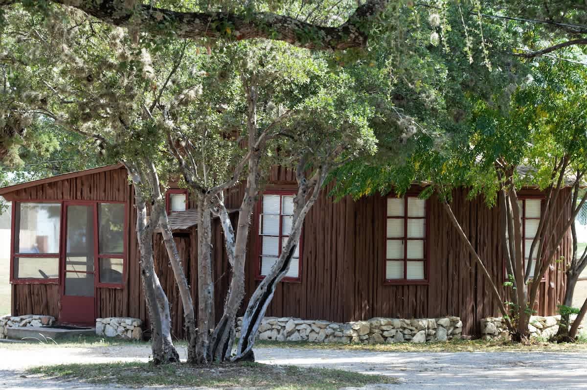 Lakeside Log Cabin for 4, Pool, Game Room, Fishing