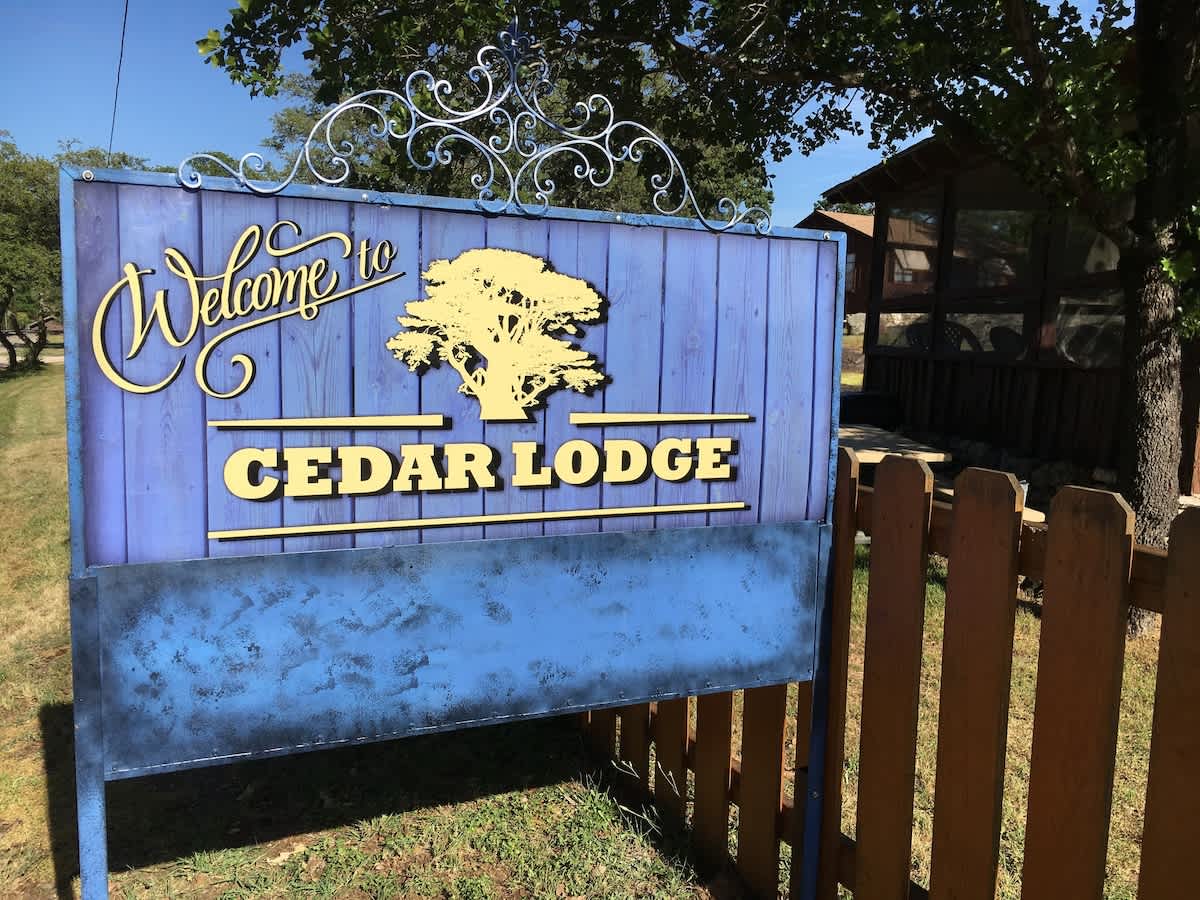 Lakeside Log Cabin for 4, Pool, Game Room, Fishing