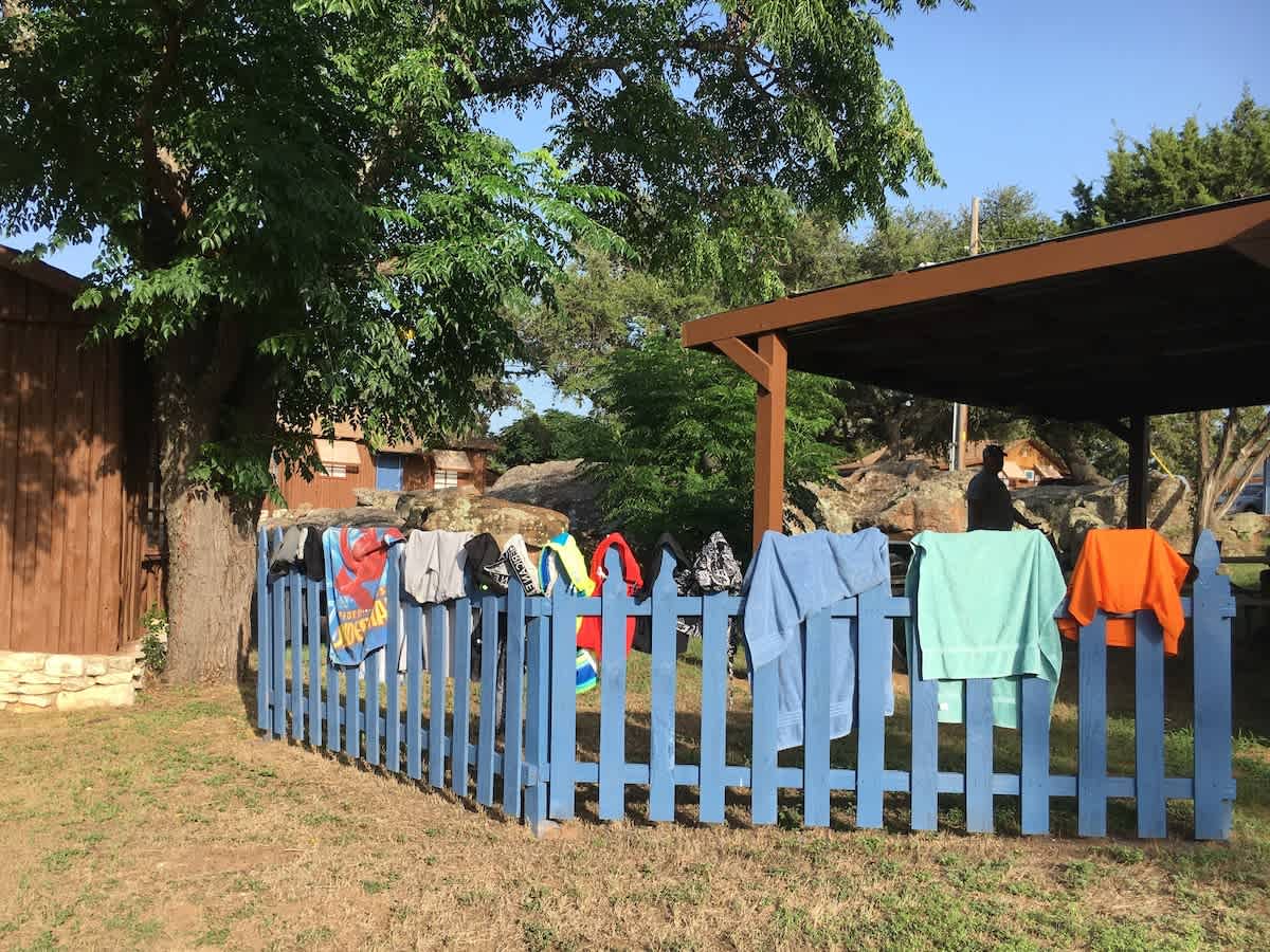 Lakeside Log Cabin for 4, Pool, Game Room, Fishing